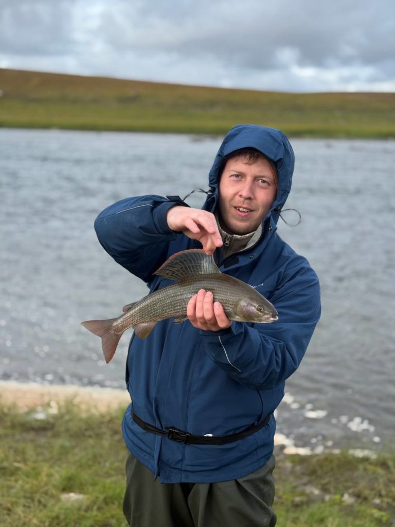 Рыбалка на хариуса в дикой природе.