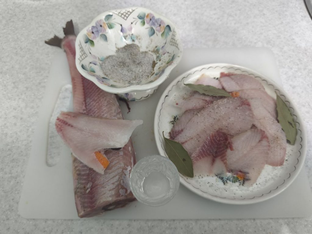 Строганина из хариуса