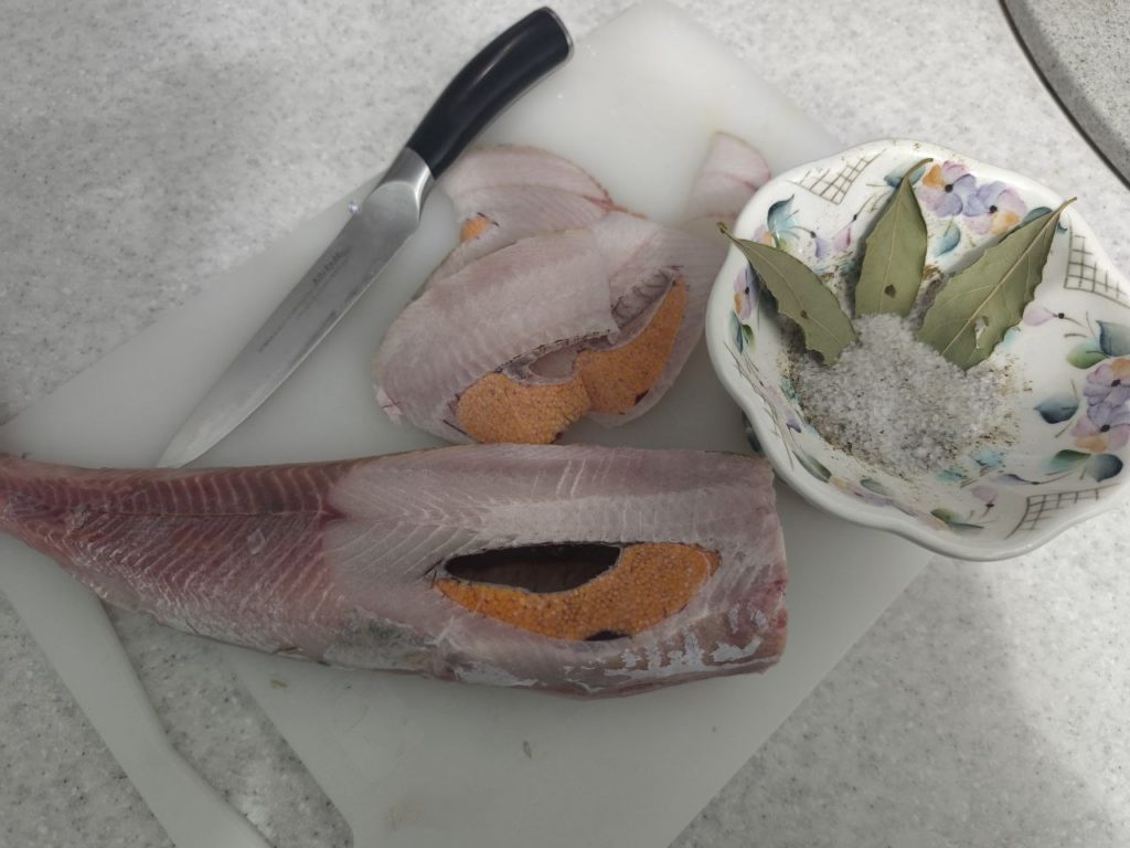 Строганина из хариуса