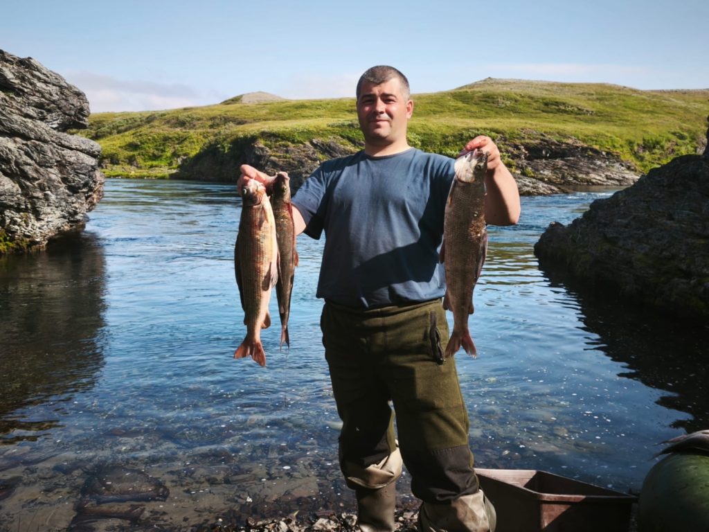 Трофейный голец на Нярма-Яхе рыбалка на реке Нярма-Яха арктический голец улов Воркута